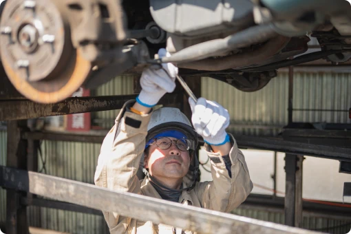 自動車産業のプロが整備する様子