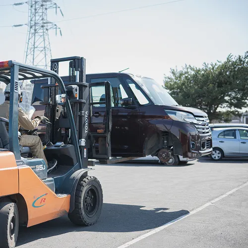 再利用車の出発準備をする男性スタッフ