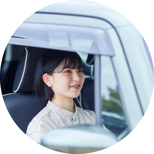 クルマのハンドルを握るドライバー