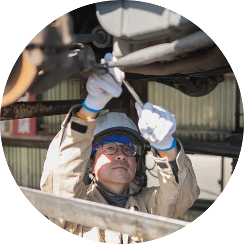 自動車整備を行うプロのメカニック