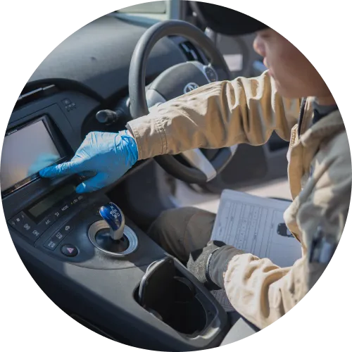 車両の部品を丁寧に点検する整備士