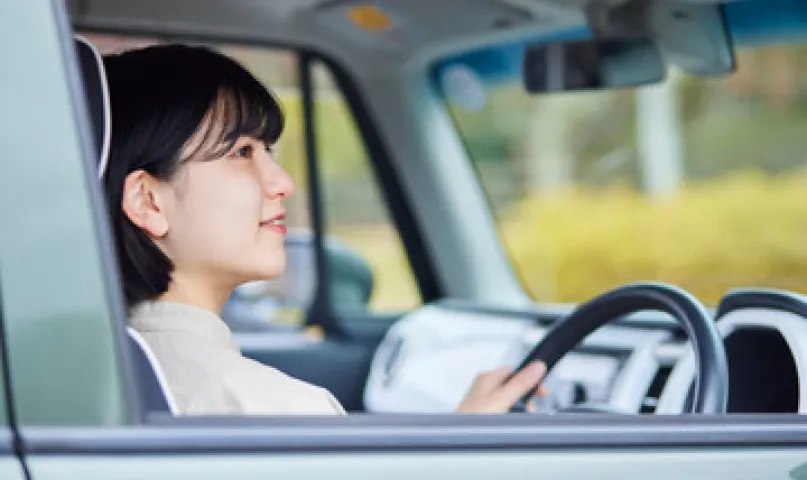 車を運転する女性