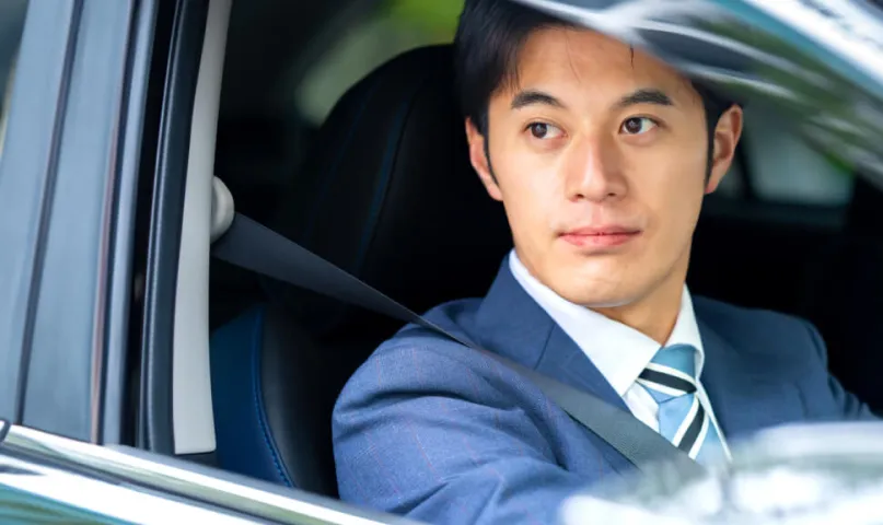 車を運転するビジネスマン